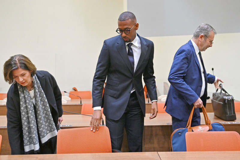 Munich, Deutschland. 02nd Nov, 2022. Jerome BOATENG appears with his attorneys at the appeals hearing. Criminal proceedings against Jerome B. on suspicion of bodily harm (Caribbean?) on November 2nd, 2022 before the Higher Regional Court of Munich II, OLG