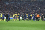 Trabzonspor fans attacked Fenerbahce players in Turkey