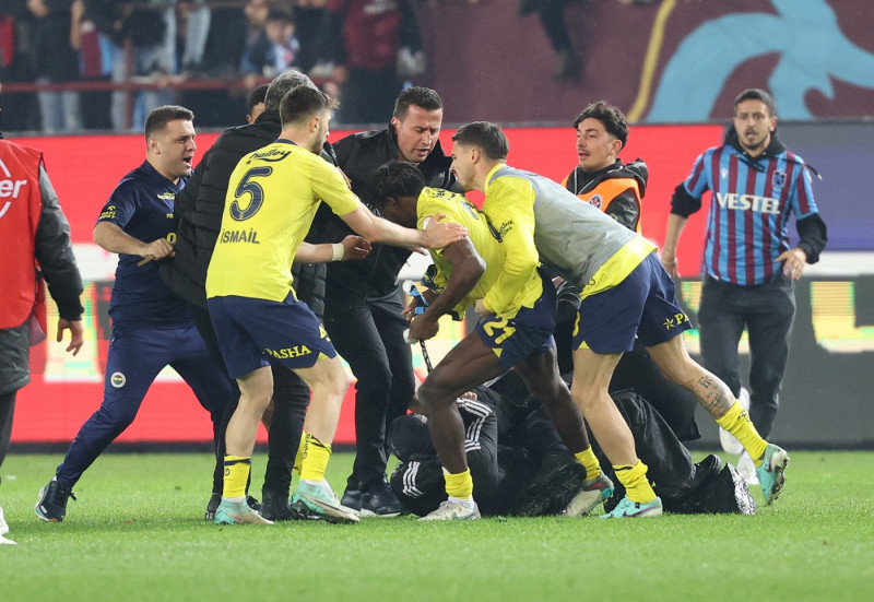 Fenerbahce Players Attacked By Rival Trabzonspor Fans - Turkey