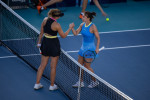 Paula Badosa si Simona Halep la finalul meciului din turul 1 Miami 1000