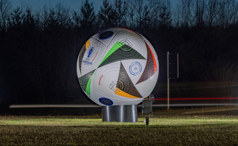 Unternehmen in Franken Der offizielle übergroße Spielball der kommenden UEFA Europameisterschaft EURO2024 Fussballliebe