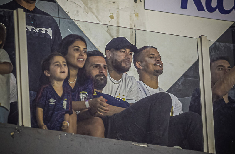 SANTOS X PALMEIRAS SANTOS, SP - 31.03.2024: SANTOS X PALMEIRAS - Neymar Watches the game from his box during the match b