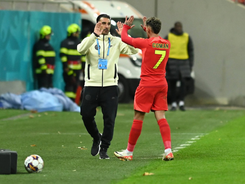 Elias Charalambous il felicita pe Florinel Teodor Coman la iesirea din teren din meciul de fotbal dintre FCSB si FC U Cr