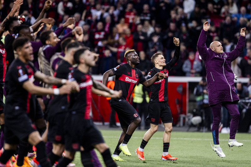 Leverkusen, Bayarena, 11.04.2024: Final celebration after the victory by Florian Wirtz (Leverkusen) (2.R) during the Eur