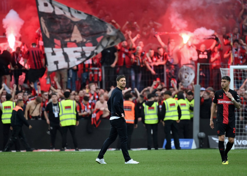 Trainer Xabi Alonso (Bayer 04 Leverkusen) kurz vor dem Abpfiff auf dem Rasen 14.04.2024, Fussball Saison 2023/2024, 1. B