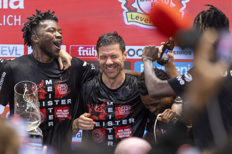 Die Spieler stürmen die Pressekonferenz und feiern die Meisterschaft mit Xabi Alonso (Bayer 04 Leverkusen, Cheftrainer).