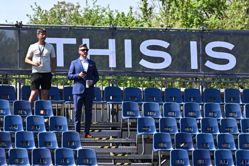 Ciprian Marica inspecteaza terenul principal cu ocazia tragerii la sorti din cadrul turneului de tenis Tiriac Open ATP,