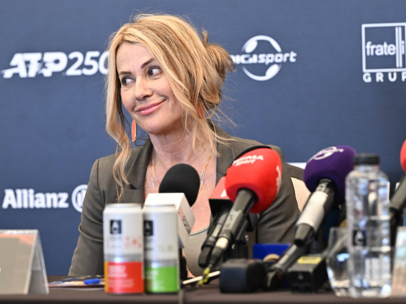 Nadia Comaneci participa la conferinta de presa prilejuita de tragerea la sorti din cadrul turneului de tenis Tiriac Ope