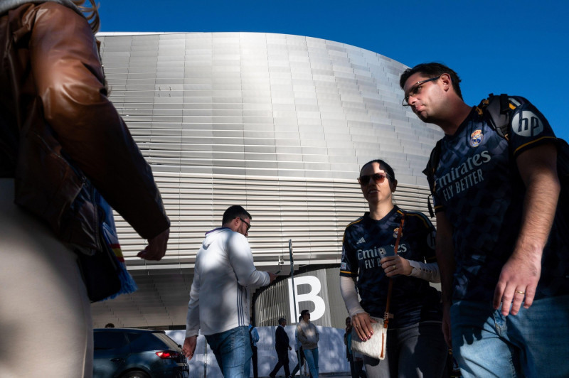 Madrid, Spain. 09th Apr, 2024. Real Madrid fans attend the Champions League football match against the British football team Manchester City at the Santiago Bernabu stadium. Credit: SOPA Images Limited/Alamy Live News