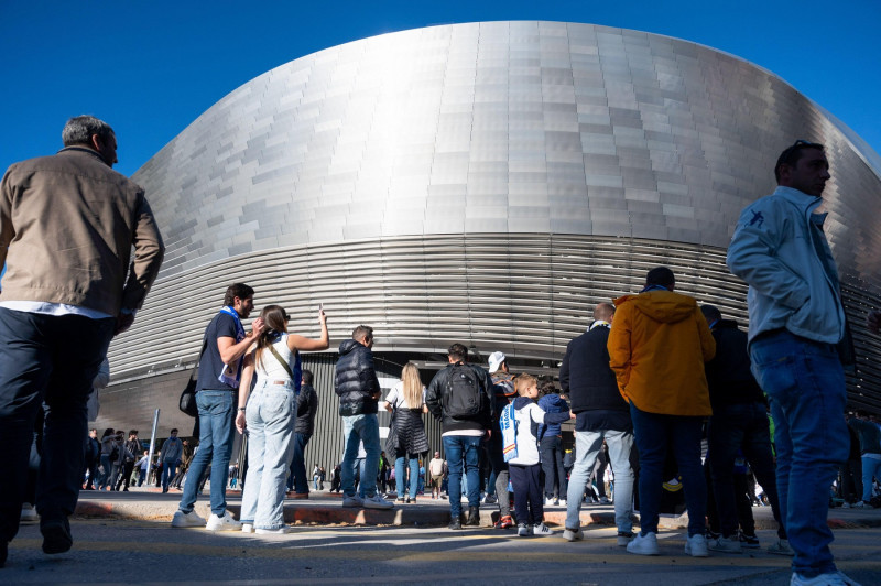 Madrid, Spain. 09th Apr, 2024. Real Madrid fans attend the Champions League football match against the British football team Manchester City at the Santiago Bernabu stadium. Credit: SOPA Images Limited/Alamy Live News