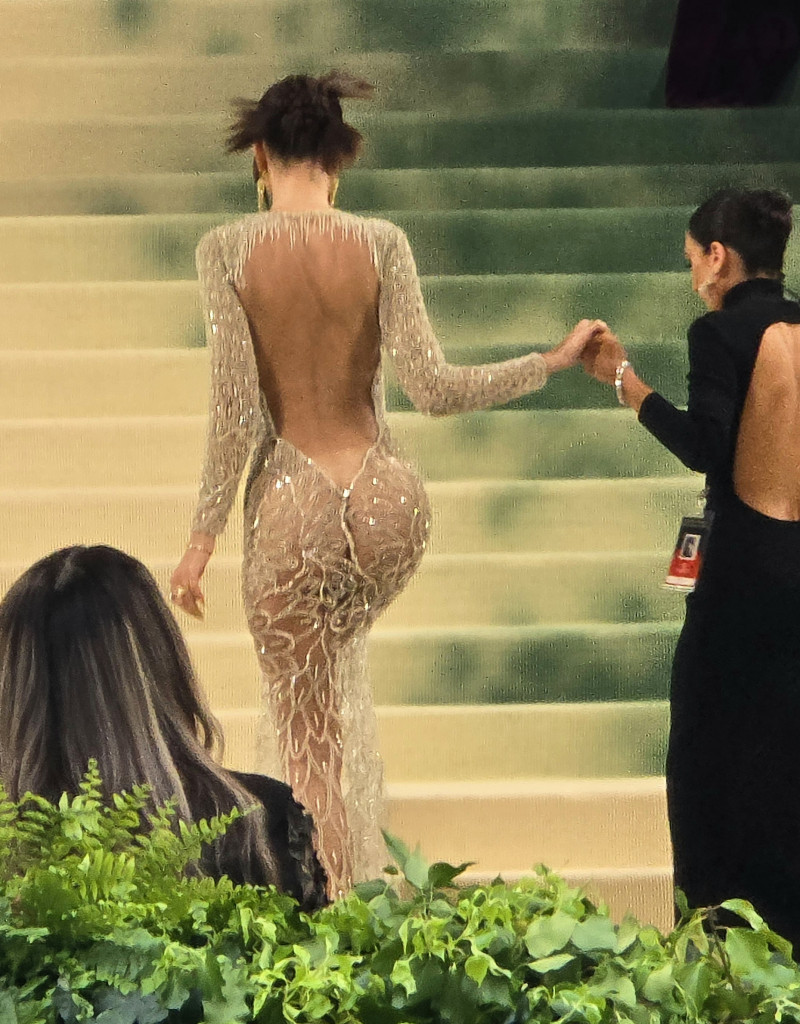 Emily Ratajkowski Makes Head-Turning Entrance At 2024 Met Gala In New York - 6 May 2024