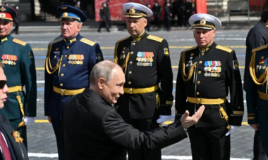 De ce doi ofițeri ruși nu l-au salutat pe Putin la parada de Ziua Victoriei Video