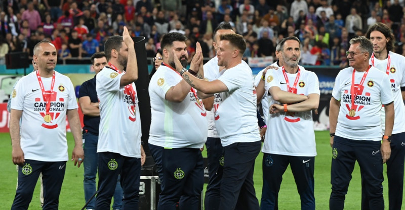 Mihai Pintilii celebreaza alături de staff titlul câștigat cu FCSB / Foto: Sport Pictures