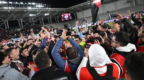 Au sărbătorit ca pe un trofeu! Fanii lui Dinamo au invadat terenul și au declanșat fiesta alb-roșie