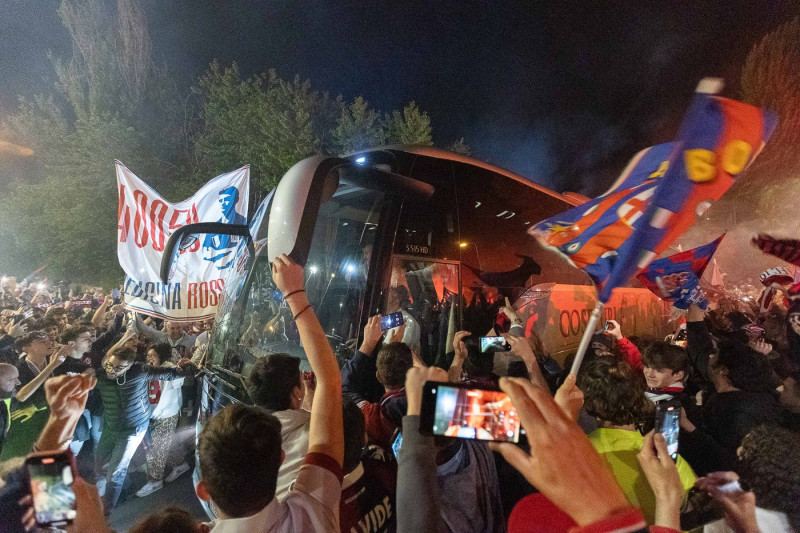 Serie A - I tifosi attendono l’arrivo del pullman dei giocatori del Bologna dopo la vittoria contro il Napoli