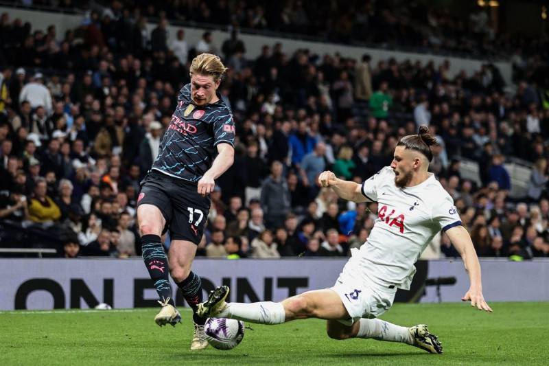 Kevin De Bruyne of Manchester City is tackled by Radu Draguin of Tottenham Hotspur during the Premier League match Tottenham Hotspur vs Manchester City at Tottenham Hotspur Stadium, London, United Kingdom, 14th May 2024(Photo by Mark Cosgrove/News Image