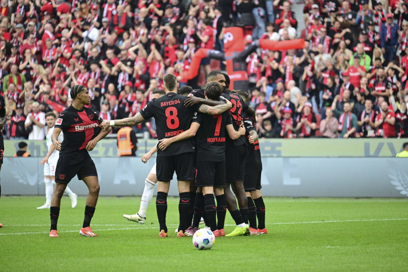 Torjubel zum 1:0 durch Victor Boniface 22 (Bayer 04 Leverkusen), Bayer Leverkusen vs. FC Augsburg, Fussball, 1. Bundesli