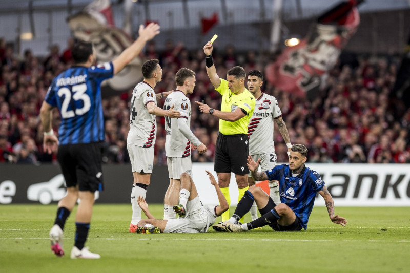 2024 UEFA EUROPA LEAGUE FINAL: Atalanta Bergamo - Bayer 04 Leverkusen; 22.05.2024 Schiedsrichter Istvan Kovacs (ROU) zei