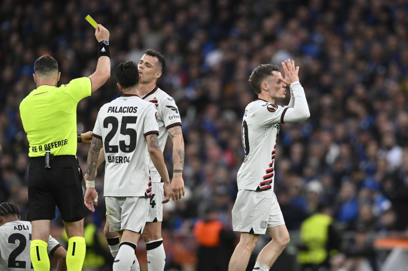 Gelbe Karte ,Verwarnung fuer Florian WIRTZ (Bayer Leverkusen) von Schiedsrichter Istvan KOVACS: Fussball Europa League F