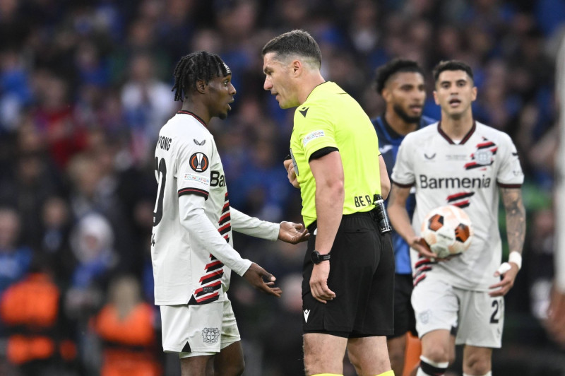 Jeremie FRIMPONG (Bayer Leverkusen) reklamiert bei Schiedsrcihter Istvan KOVACS. Fussball Europa League Finale 2024, Ata
