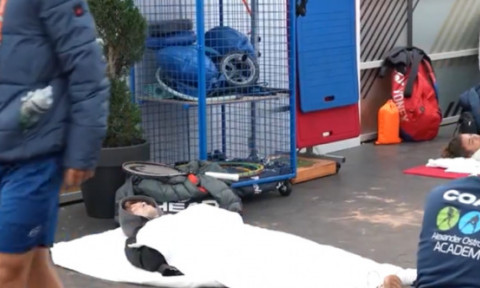 Scene fără precedent la Roland Garros: vedeta care s-a culcat pe jos înainte de meci. Au urmat crize de nervi, pe teren