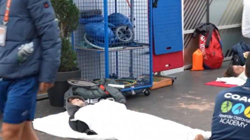 Scene fără precedent la Roland Garros: vedeta care s-a culcat pe jos înainte de meci. Au urmat crize de nervi, pe teren