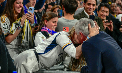FOTO Ancelotti, cum nu l-ai mai văzut! A lăsat pe toată lumea baltă și a sărit în tribune! Cine este soția antrenorului