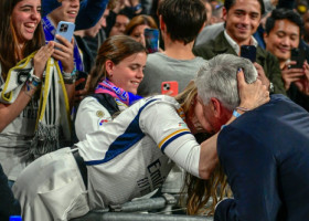 FOTO Ancelotti, cum nu l-ai mai văzut! A lăsat pe toată lumea baltă și a sărit în tribune! Cine este soția antrenorului