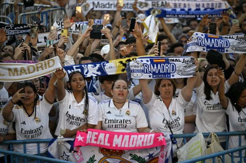 Real Madrid fans celebrate the UEFA Champions League trophy