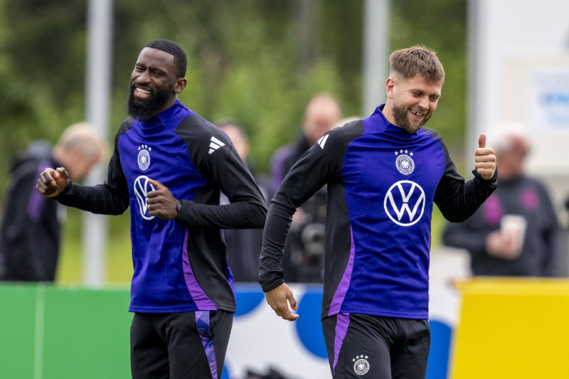 Fussball: Nationalmannschaft, Training am 11.06.2024 in Herzogenaurach. Antonio Rüdiger (l.) und Deutschlands Niclas Fül