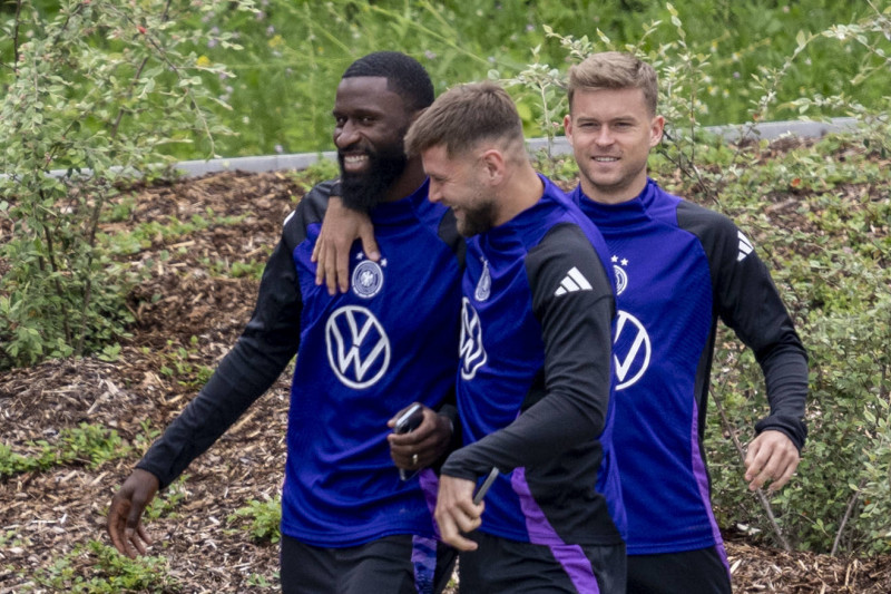 Fussball: Nationalmannschaft, Training am 11.06.2024 in Herzogenaurach. Deutschlands Niclas Füllkrug (r.) umarmt Antonio