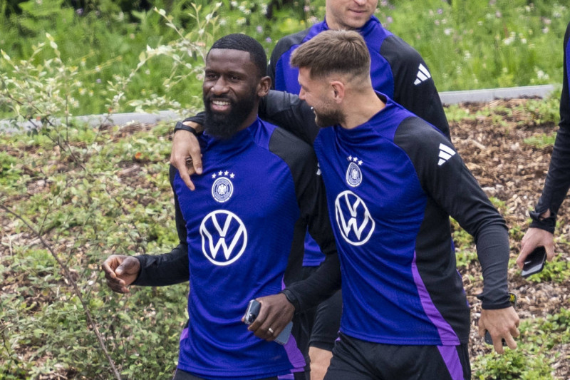 Fussball: Nationalmannschaft, Training am 11.06.2024 in Herzogenaurach. Deutschlands Niclas Füllkrug (r.) umarmt Antonio