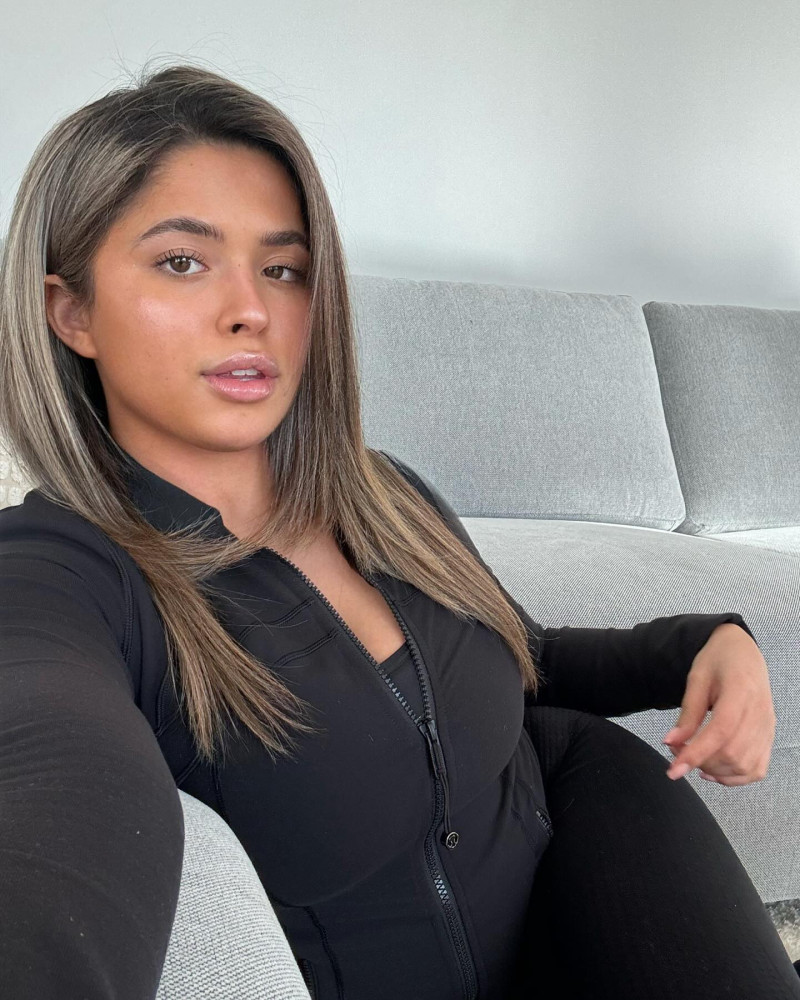 emelytuinder_1706882145_3293888634452046498_1732546698