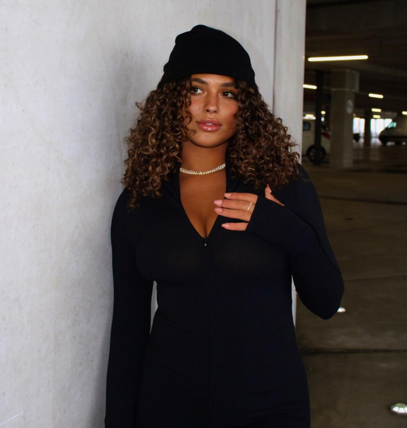 emelytuinder_1675349256_3029371584750309336_1732546698