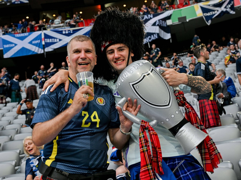 14.06.2024, xpsx, UEFA Euro 2024 Vorrunde, Deutschland - Schottland v.l. Schottland Fans Zuschauer EM Pokal Bier (DFL/DF