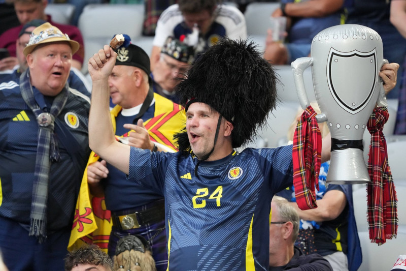 Schottische Fan hat schon den Pokal - München 14.06.2024: Deutschland vs. Schottland, EURO2024 Eröffnungsspiel, Gruppe A