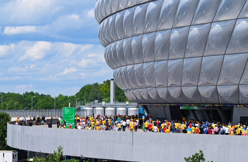 Besucher vor dem Stadion, UEFA EURO, EM, Europameisterschaft,Fussball 2024 - Group E, Romania vs Ukraine, Fussball Arena