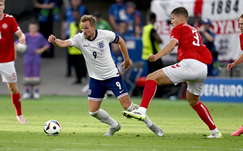 Fussball Euro 2024 Gruppe C 20.06.2024 Daenemark - England Harry Kane (li, England) gegen Jannik Vestergaard (re, Daenem