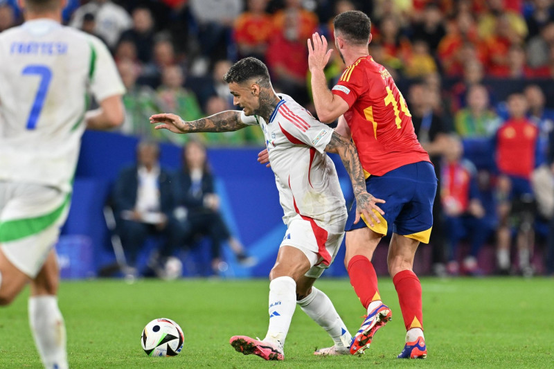 240620 EURO2024 SPAIN VS ITALY Gianluca Scamacca (9) of Italy fighting for the ball with Aymeric Laporte (14) of Spain d