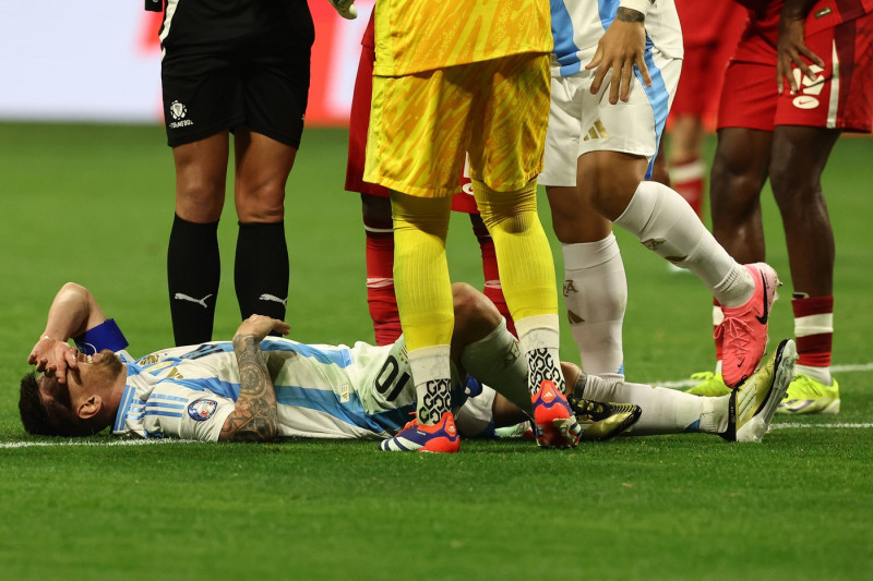Argentina s forward Lionel Messi (bottom) gestures in pain during the Copa America USA 2024, group A, groupe stage match