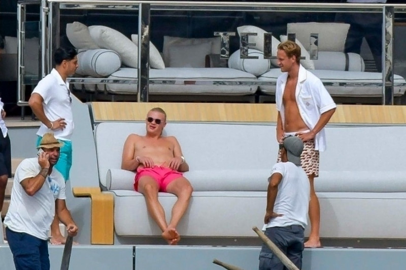 *PREMIUM-EXCLUSIVE* Erling Haaland soaks up the sun on a yacht while vacationing with his girlfriend and friends in Capri