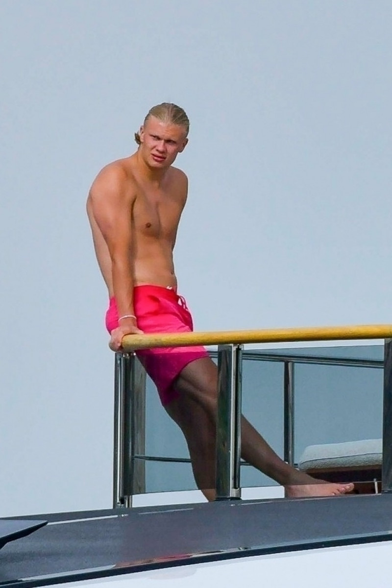 *PREMIUM-EXCLUSIVE* Erling Haaland soaks up the sun on a yacht while vacationing with his girlfriend and friends in Capri