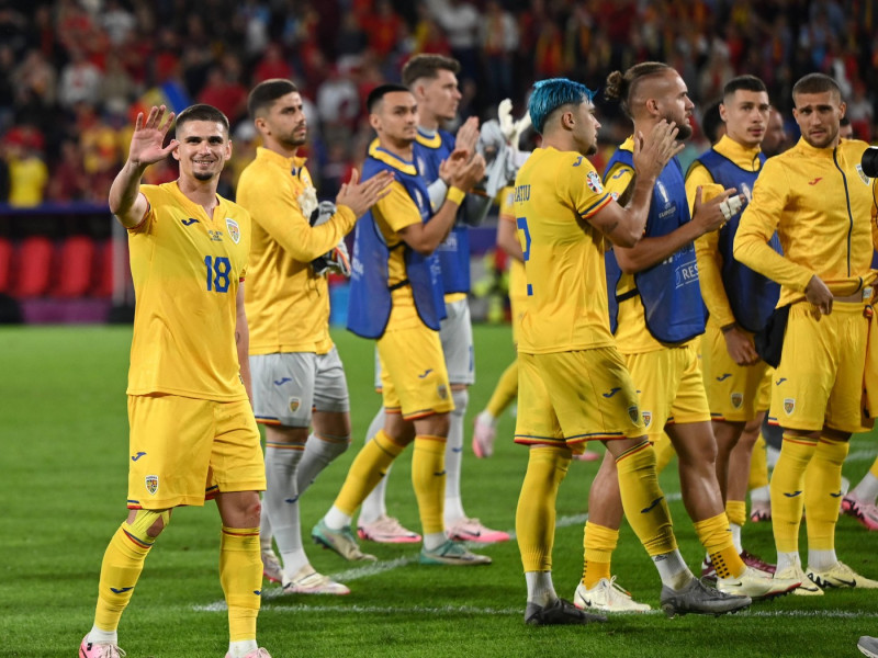 Fotbalistii romani printre care RÄ�zvan Marin saluta suporterii dupa meciul de fotbal dintre Belgia si Romania, contand