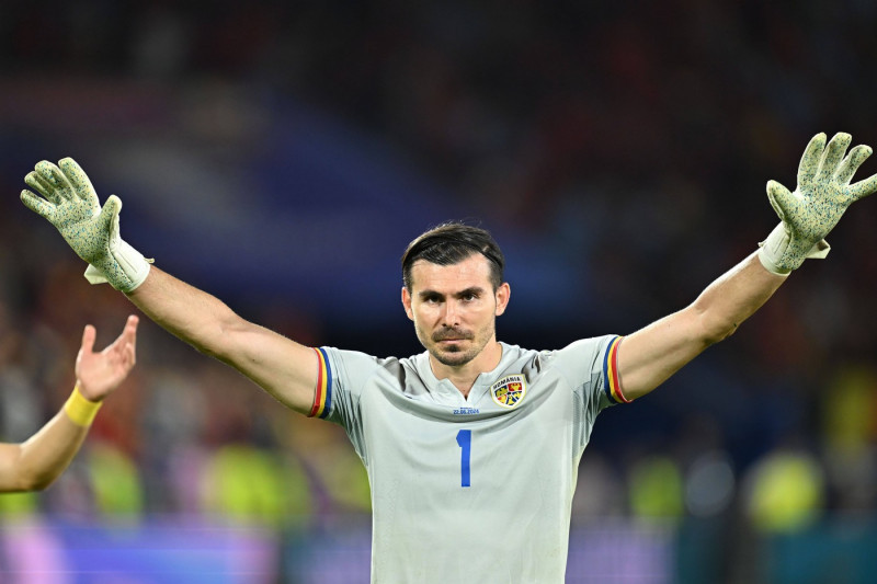 Florin NiČ›Ä� saluta suporterii romani dupa meciul de fotbal dintre Belgia si Romania, contand pentru UEFA EURO, EM, Eur