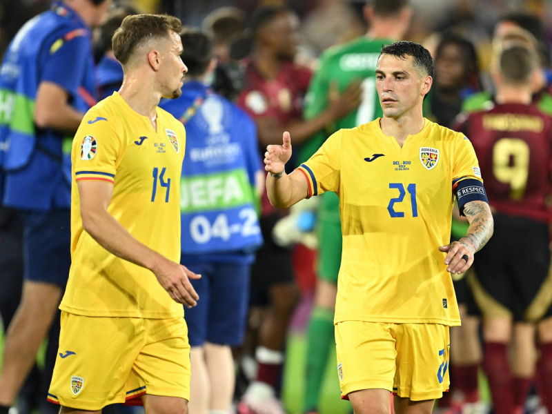 Nicolae Stanciu il felicita pe Darius Olaru dupa meciul de fotbal dintre Belgia si Romania, contand pentru UEFA EURO, EM