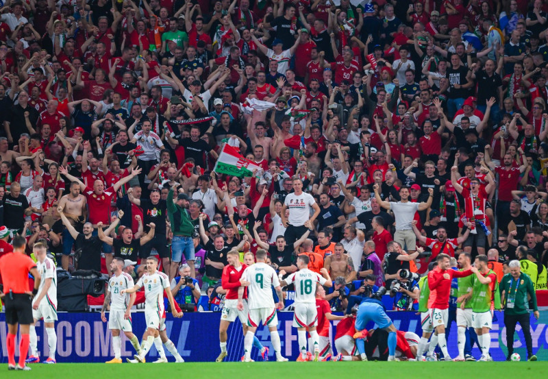 Ungarische Fans bejubeln das Tor von Kevin Csoboth (Hungary), UEFA EURO, EM, Europameisterschaft,Fussball 2024 - Group A