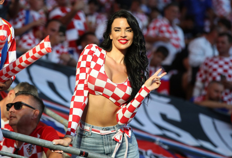 24.06.2024, xtgx, Fussball EM 2024, Kroatien - Italien emspor, v.l. Miss Kroatien Kroatiens Edel-Fan Ivana Knöll Knoell