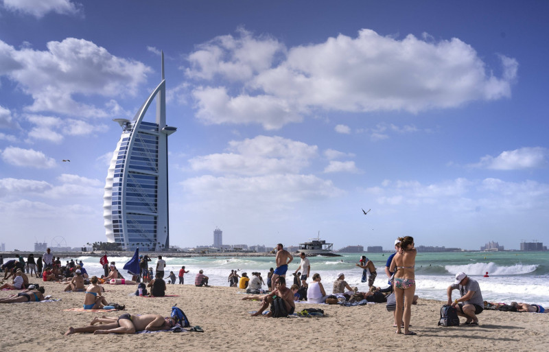 Dubai: Baden am Burj al Arab. Der Jumeirah Beach in Sichtweite des Luxushotels Burj al Arab gehört zu den schönsten und