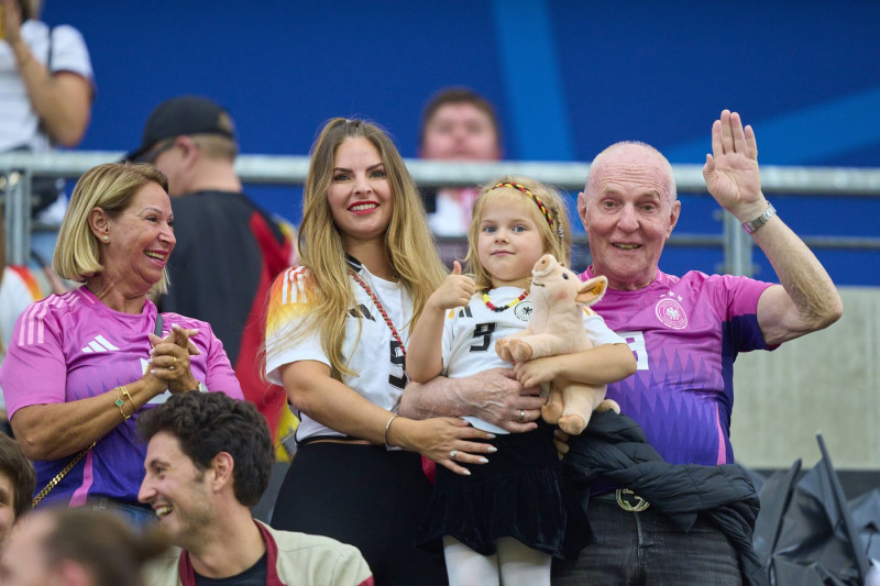 Lisa, wife of Niclas Fuellkrug, Füllkrug, DFB 9 with daughter, Tochter Emilia in the group A stage match GERMANY - SWITZ