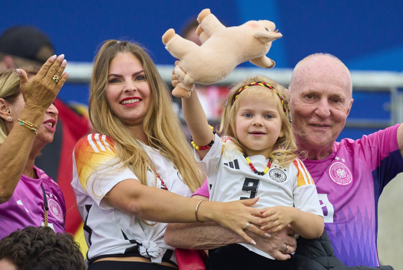 Lisa, wife of Niclas Fuellkrug, Füllkrug, DFB 9 with daughter, Tochter Emilia in the group A stage match GERMANY - SWITZ